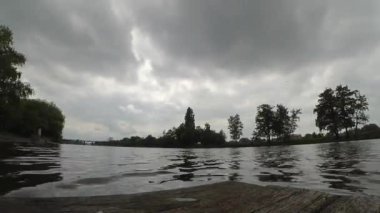 Hızlı video timelapse manzara pier nehir gökyüzü bulutlar ağaçlar yaz.
