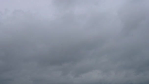 Mouvement rapide des nuages pluvieux dans le ciel gros plan fond abstrait — Video