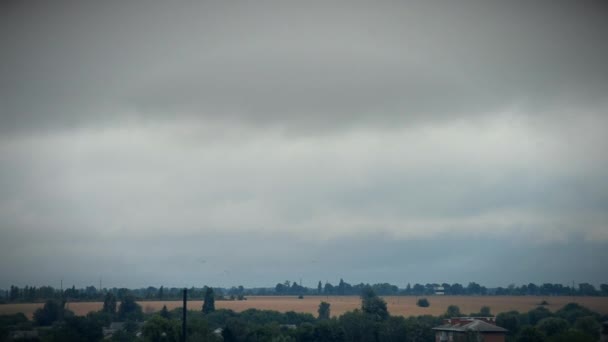 Movimiento rápido de nubes lluviosas en el cielo primer plano fondo abstracto — Vídeo de stock