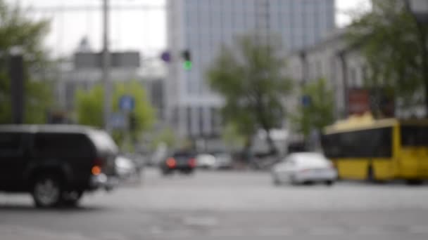 Fondo borroso calle calle peatones coches día de verano — Vídeos de Stock