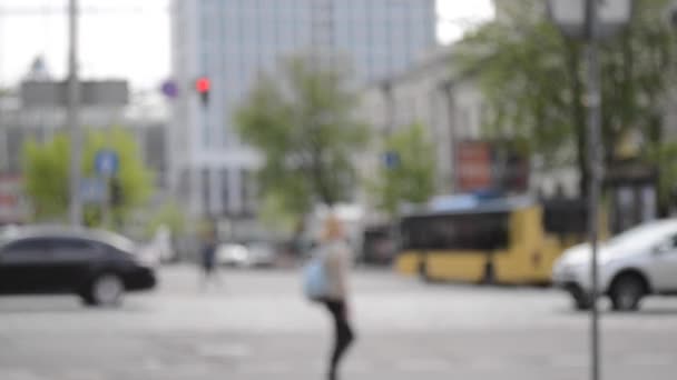 Fond flou rue rue piétons voitures journée d'été 
