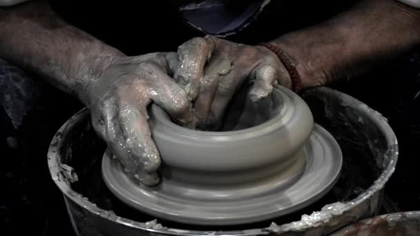 Workshop molding van clay op het wiel van de pottenbakkers. Vuile handen in de klei. — Stockvideo