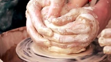 Atölye kalıplama kil potters tekerlek üzerinde. Kil kirli eller.