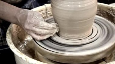 Atölye kalıplama kil potters tekerlek üzerinde. Kil kirli eller.