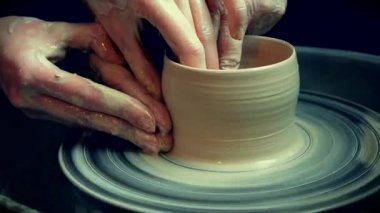 Atölye kalıplama kil potters tekerlek üzerinde. Kil kirli eller.
