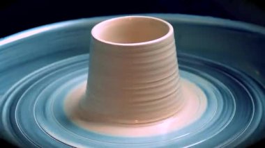 Atölye kalıplama kil potters tekerlek üzerinde. Kil kirli eller.