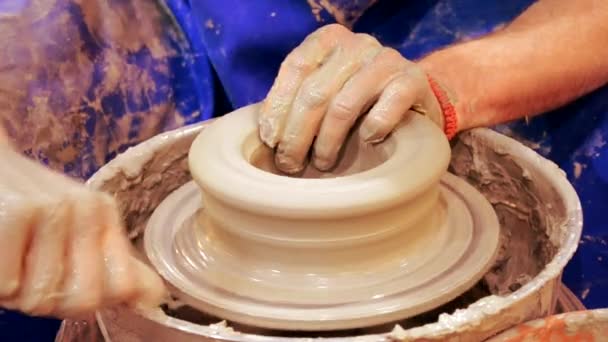 Workshop molding van clay op het wiel van de pottenbakkers. Vuile handen in de klei. — Stockvideo