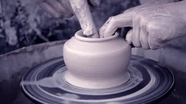 Workshop molding van clay op het wiel van de pottenbakkers. Vuile handen in de klei. — Stockvideo