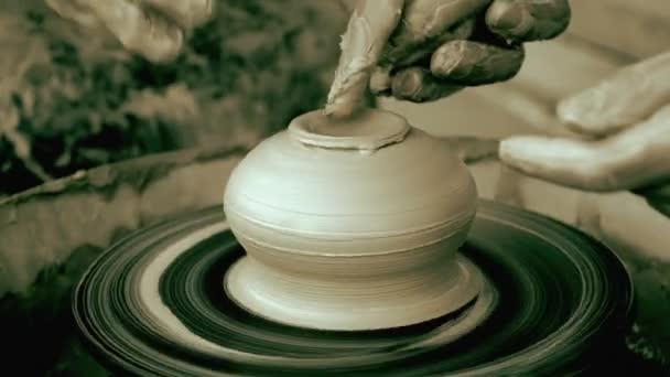 Workshop molding van clay op het wiel van de pottenbakkers. Vuile handen in de klei. — Stockvideo