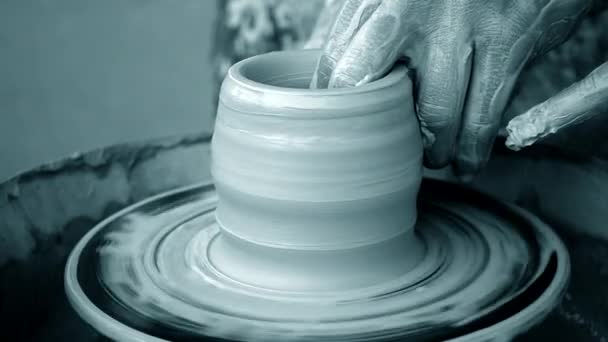 Workshop molding van clay op het wiel van de pottenbakkers. Vuile handen in de klei. — Stockvideo