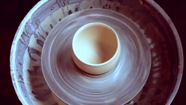 Workshop molding van clay op het wiel van de pottenbakkers. Vuile handen in de klei. — Stockvideo