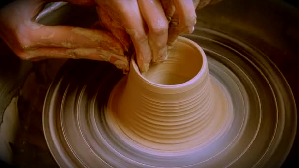 Workshop molding van clay op het wiel van de pottenbakkers. Vuile handen in de klei. — Stockvideo