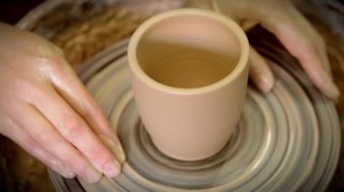 Atölye heykeltıraş sürahi kil closeup dışarı yapar.