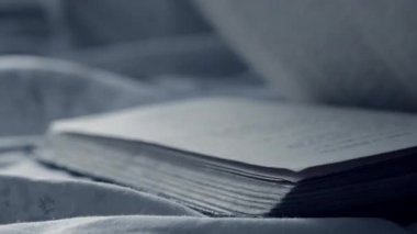 Bir eski vintage kitap yakın çekim yalan sayfaları açmak