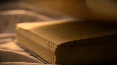 Çarşafları ters çevirin. Düz bir yüzeye yakın duran eski bir antika kitap..