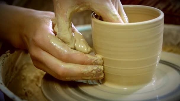 Skapa en burk eller vas med vit lera närbild. Master lerkruka. — Stockvideo