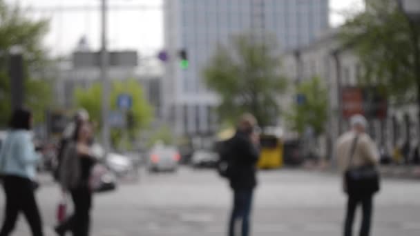 Fond flou rue rue piétons voitures journée d'été — Video