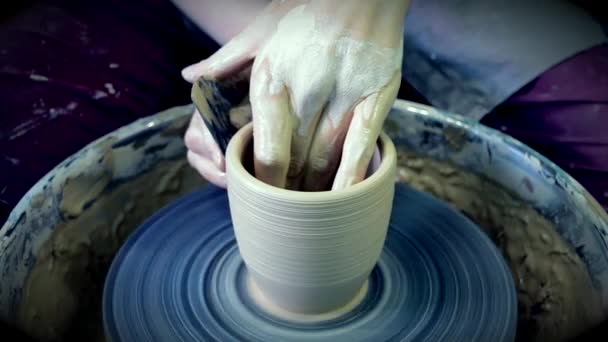 De beeldhouwer in de workshop maakt een kruik uit aardewerk closeup. — Stockvideo