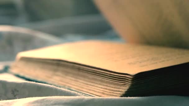 Lapozzunk át egy régi vintage könyvet közelkép feküdt egy lapos felületen. — Stock videók