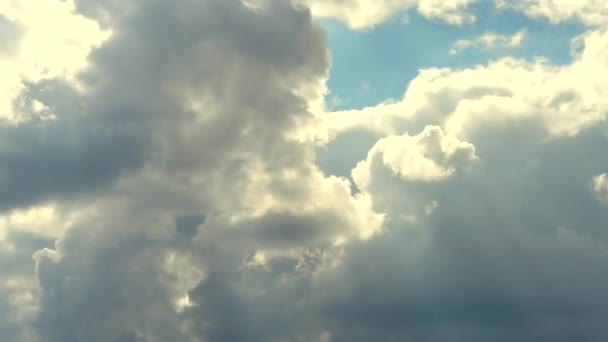 Bulutların üstünde mavi bir gökyüzü hareket — Stok video