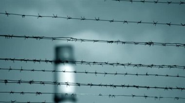 dikenli tel ve boru duman, arka plan mavi berrak gökyüzü gerçek zamanlı ile