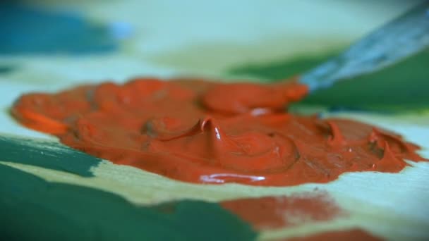 Peinture rouge sont mélangés avec un pinceau gros plan . — Video