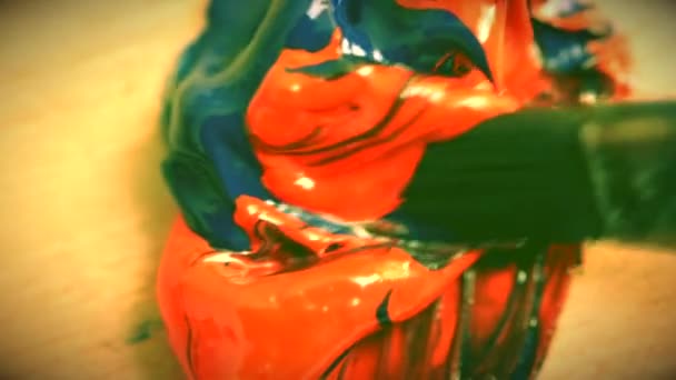 La vernice rossa e blu sono mescolati con un primo piano pennello . — Video Stock