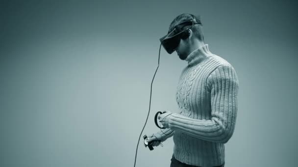 Man in a virtual reality helmet. — Stock Video