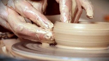 Kadın kızın elleri duvar sürahisini dublajlıyor, kilden heykeller yapıyor. Heykel üzerine atölye çalışması. Çamurda kirli eller. Seramik ürünler yapıyor Makro. Sanatsal yaratıcı. Kamera hareketi.