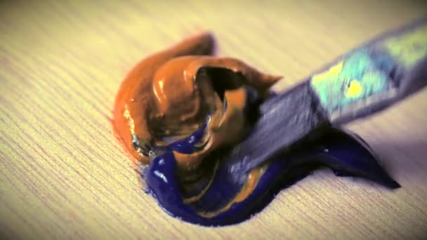 Mescolare la vernice ad olio giallo e blu nella tavolozza — Video Stock