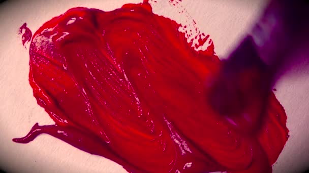 Bir fırça ile kırmızı yağlı boya yakın çekim ile beyaz kağıt üzerine çizim. — Stok video