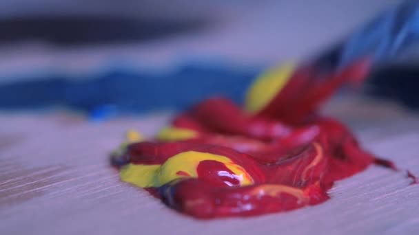 Misturar tinta a óleo com um pincel close-up . — Vídeo de Stock