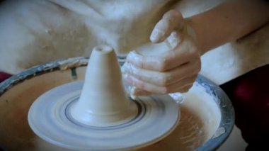 Kadın kız ellerini duvara sürahi dub, kil daire dışında sculpts.