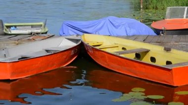Dock pier üzerine bir kaç eski eski püskü ve yıpranmış tekne farklı renkleri