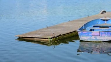 Dock pier üzerine bir kaç eski eski püskü ve yıpranmış tekne farklı renkleri