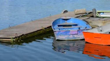 Dock pier üzerine bir kaç eski eski püskü ve yıpranmış tekne farklı renkleri