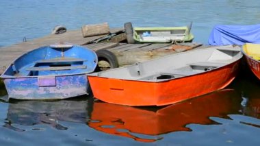 Dock pier üzerine bir kaç eski eski püskü ve yıpranmış tekne farklı renkleri