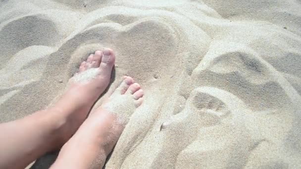 Två ben av en kaukasiska tjej kvinna njuta av vit sand på en sandstrand — Stockvideo