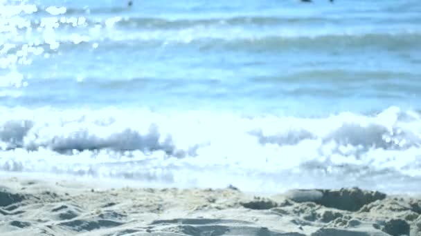 Olas marinas en la playa de arena — Vídeo de stock
