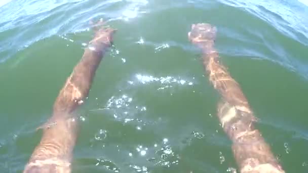 En cámara lenta. POV de una mujer está nadando en el mar . — Vídeo de stock