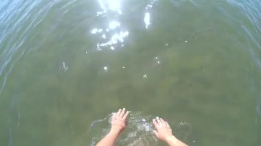 Kız deniz kenarında yürüyor ve deniz ve yüzer düşüyor.