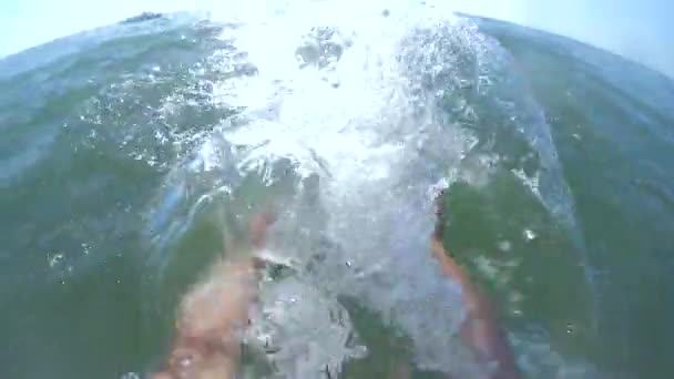 Slow-motion. POV van meisje maakt haar handen met sterke spatten van spray — Stockvideo