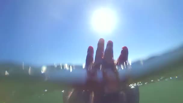 スローモーションのハメ撮り。沈んだ男の手、手の上げ下げ — ストック動画