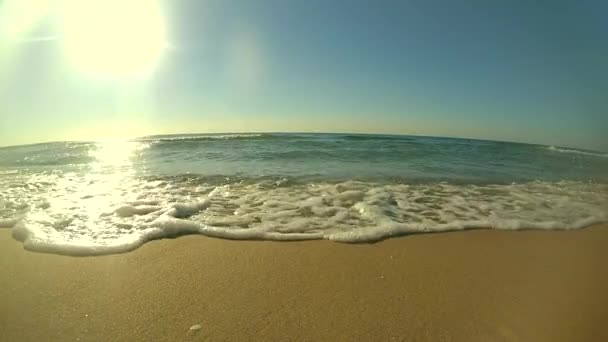 Slow motion. Sea wave med vitt skum rullar till sandstranden. — Stockvideo