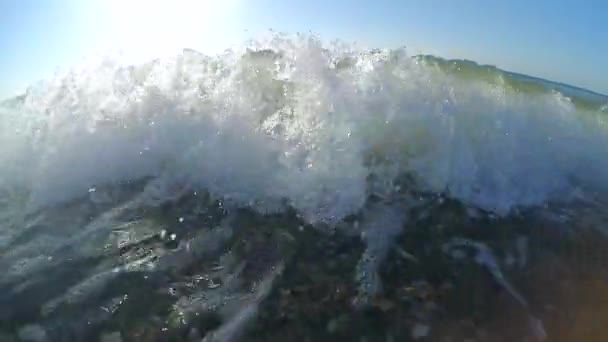 Slow motion. Sea wave med vitt skum rullar till sandstrand. — Stockvideo