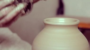 Sakat ham ıslak yakın çekim yapma. Ellerini dostum ve yapım kil aracı