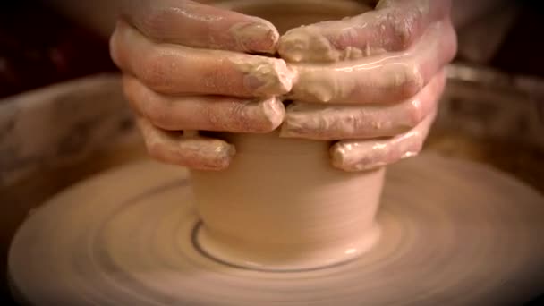 Rzeźbiarz w warsztacie sprawia, że dzbanek z gliny zbliżenie. — Wideo stockowe