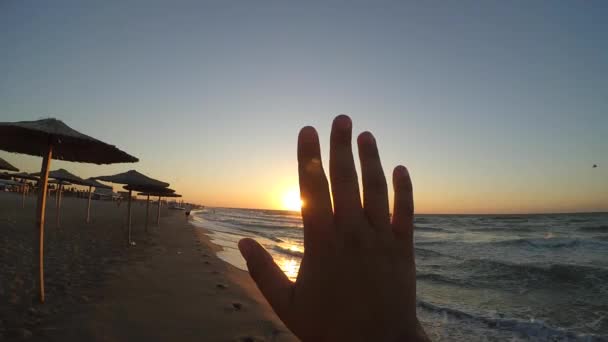 Hand Finger Sonne Sonnenuntergang Sonnenuntergang Strand Meer Meer — Stockvideo