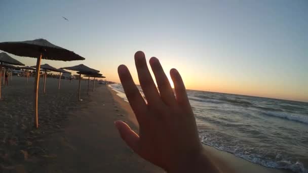 Mano dita sole tramonto tramonto spiaggia mare oceano — Video Stock