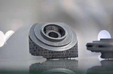 Selektif lazer erime. Nesne baskılı metal 3d yazıcı yakın çekim.